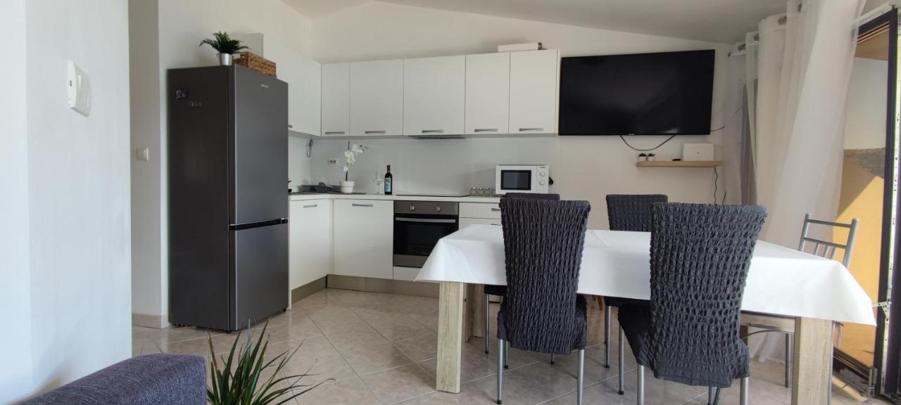 Apartman Mila Marina Bagian luar foto